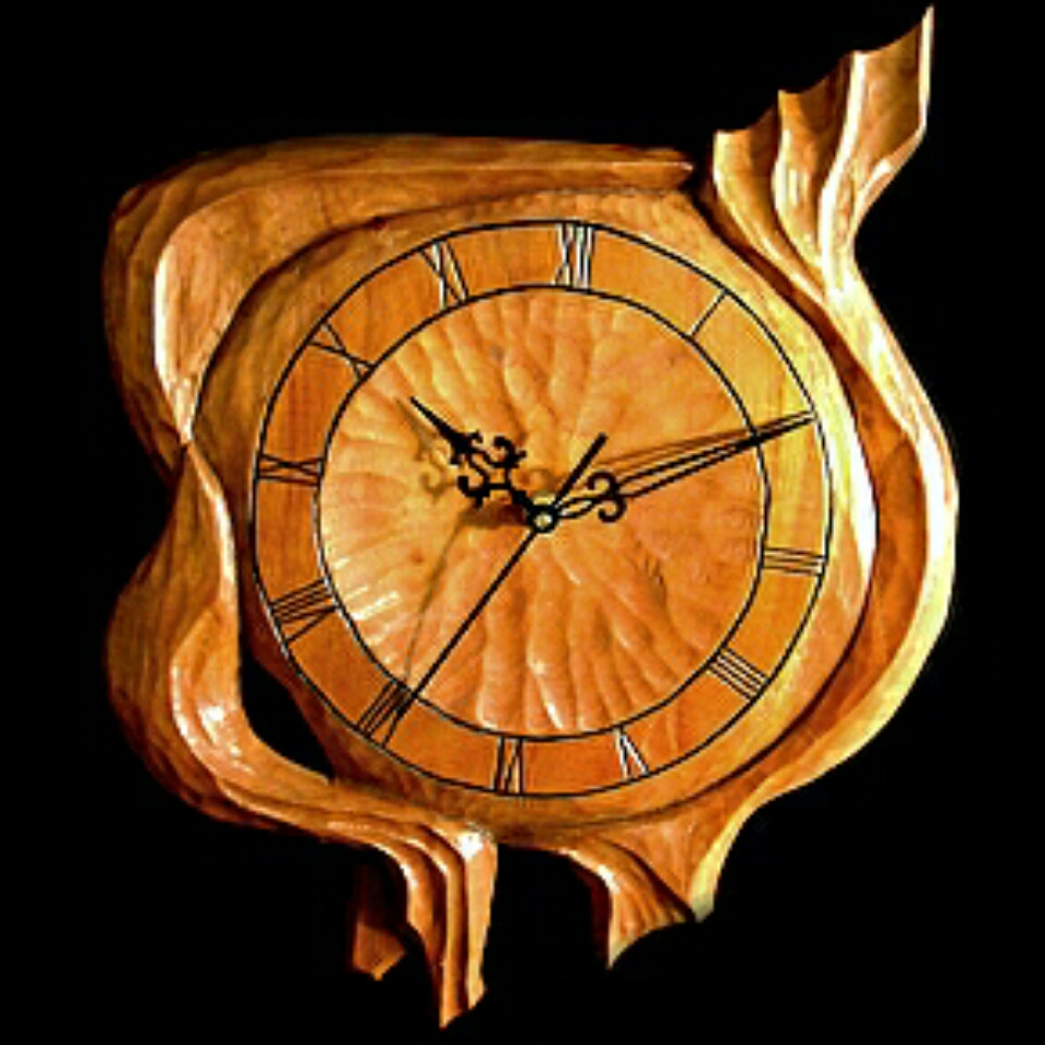 Reloj de pared con formas orgánicas tallado en madera